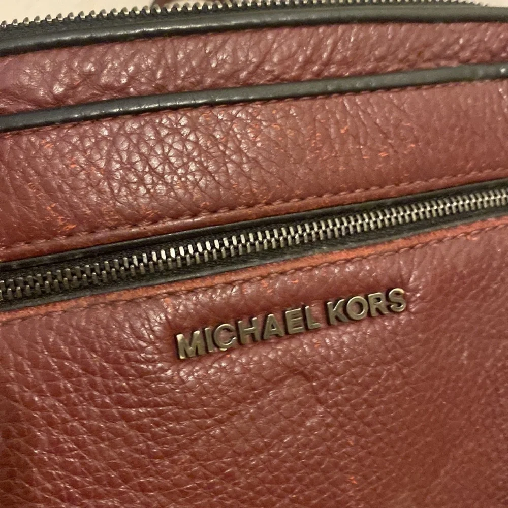 MICHAEL KORS LEATHER BURGUNDY CAMERA STYLE BAG .